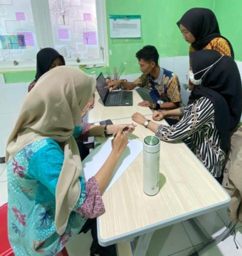 Dokumentasi kegiatan tim pengabdian masyarakat di Puskesmas Gedangan dari artikel JUKARMAS